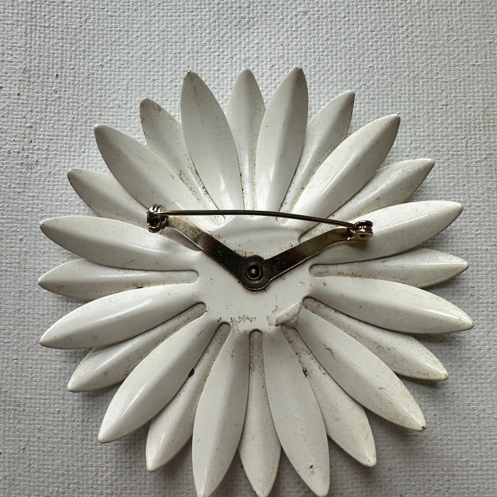 1960’s Vintage White and Yellow Daisy Brooch - Picture 2 of 2